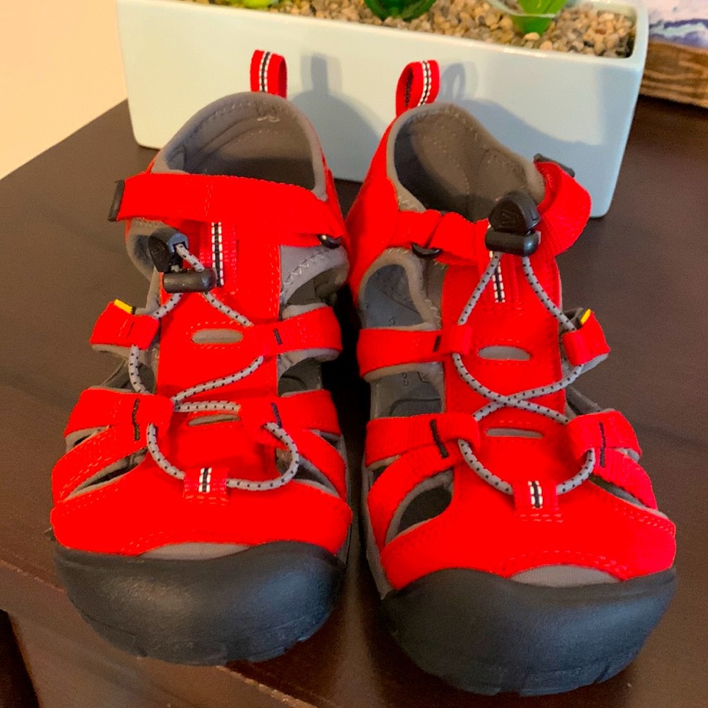 BNWT Keen sandals size 4. Great for outdoors, water, camps.